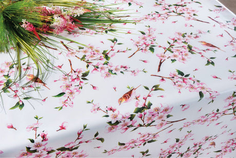 På bordet Japansk körsbärsblomma - Vit vaxduk med körsbärsblommor och fåglar