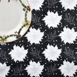 Julstjärna Svart - jultextilvaxduk med julstjärnor, gran och glitter