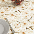 Närbild Liljor vit/beige - textilduk med blommor och glidskydd