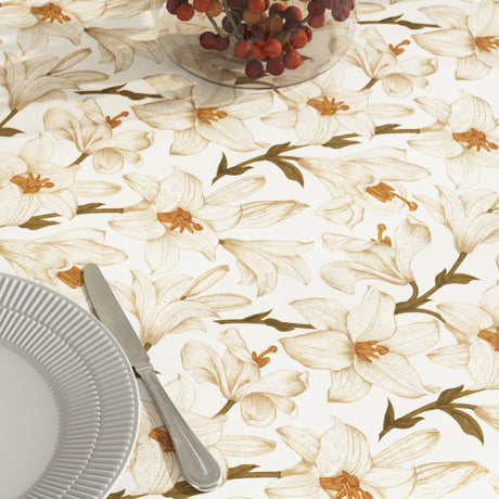 Närbild Liljor vit/beige - textilduk med blommor och glidskydd