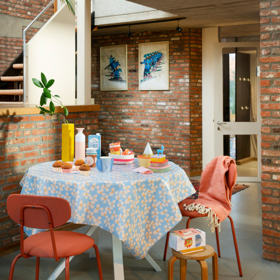 Poppy Baby Blue - Vaxduk med frisk och lekfull design från Lola miljöbild
