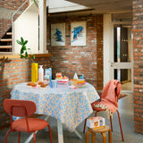 Poppy Baby Blue - Vaxduk med frisk och lekfull design från Lola miljöbild
