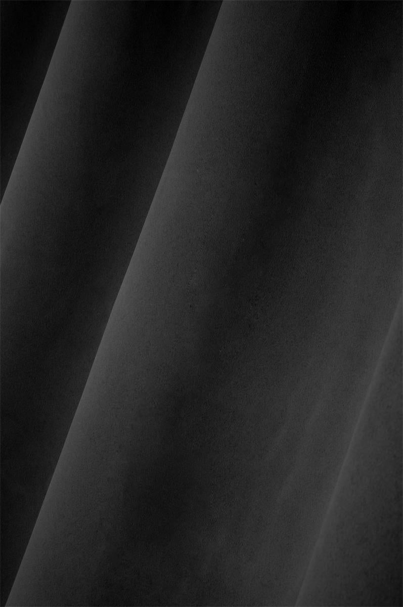 Notte Svart – Mörkläggningsgardin 135 x 180 cm, nära