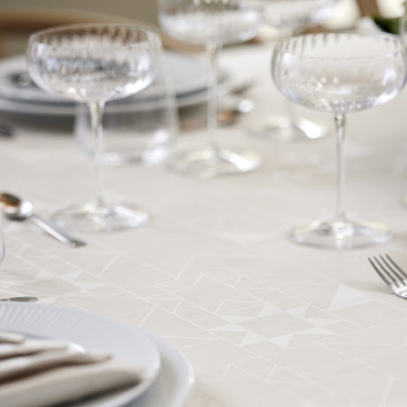 Södahl Star Damast Beige - Rund juldukpå dukat bord