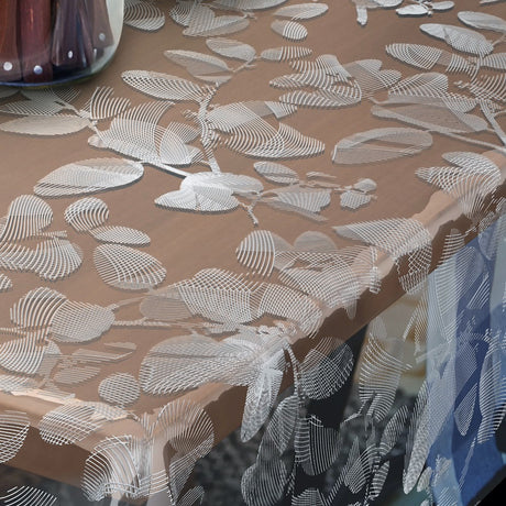 Närbild av Sally, klar plast transparent vaxduk med vita streck blommor