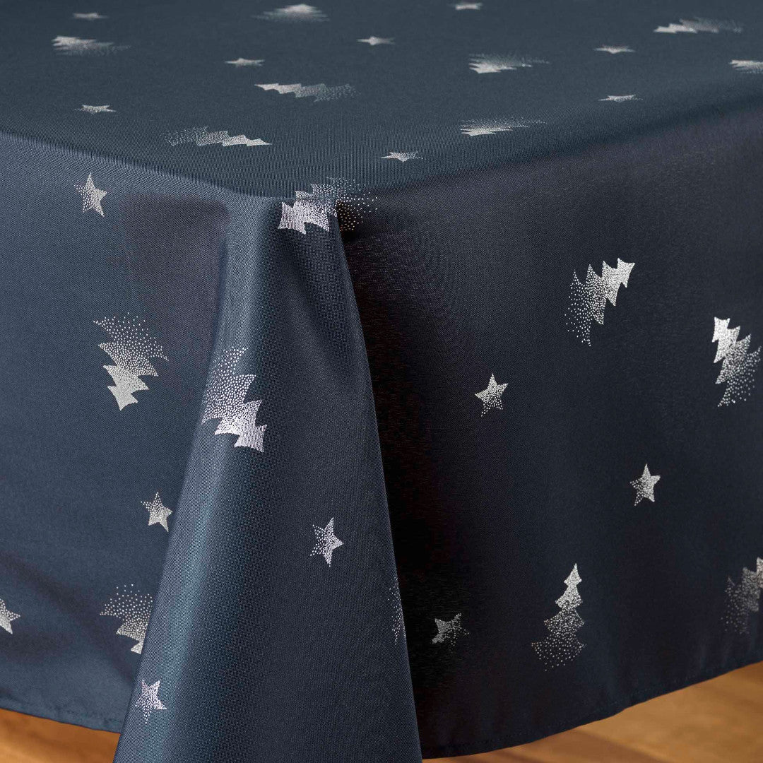Sapin Mörkblå/Silver – Julduk med fläckavvisande behandling 150 x 300 cm, närbild