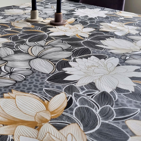 Lotus Svart - Textilvaxduk med vackra blad - 135 cm bred