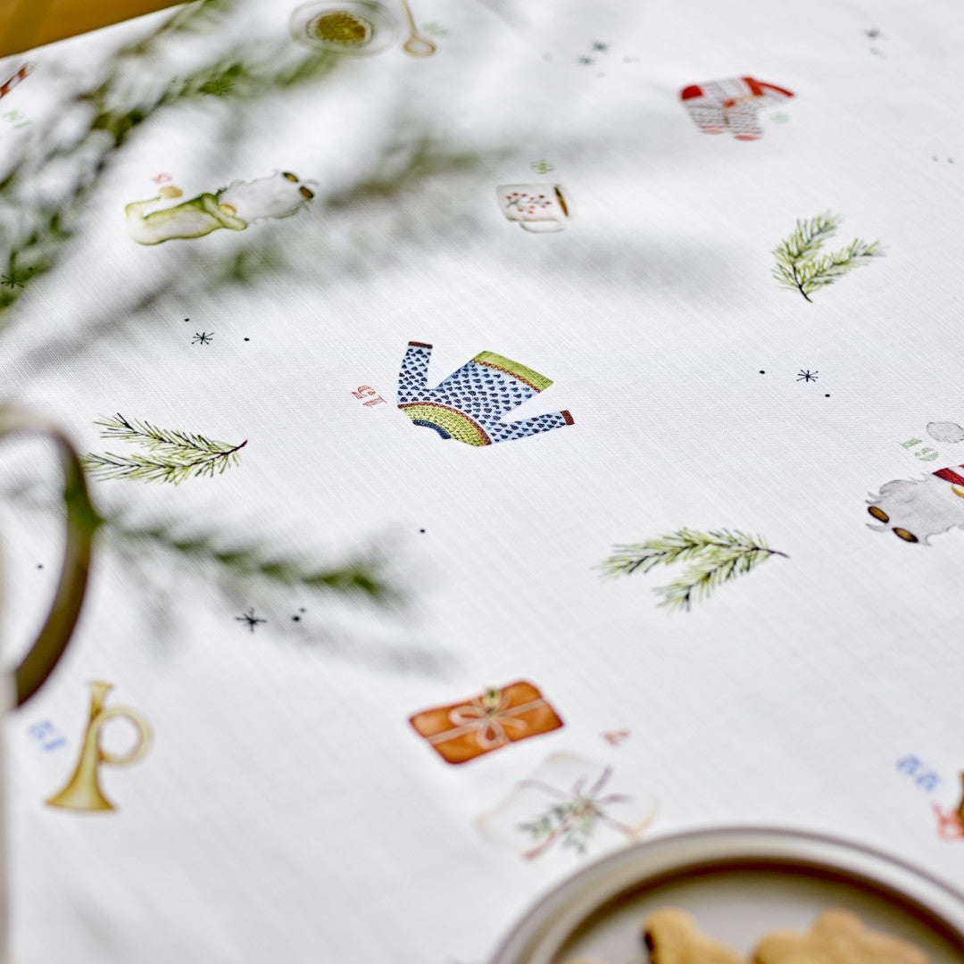 Närbild av Södahl Christmas Days julduk med handritade julmotiv 140x250