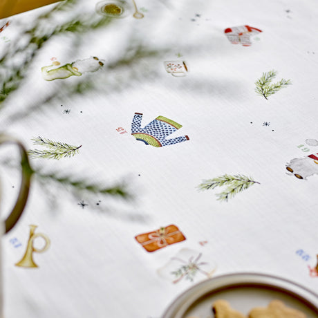 Närbild av Södahl Christmas Days julduk med handritade julmotiv 140x350