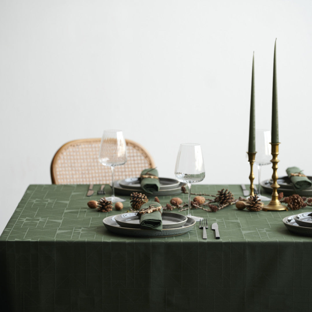 Södahl julduk Forest Green på festligt julbord med naturliga inslag 140x270