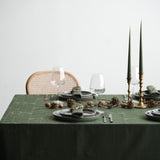 Södahl julduk Forest Green på stämningsfullt julbord med naturliga inslag 140x320