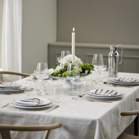 Södahl Star Damast Beige duk på vackert dukat bord – elegant til alla tillfällen 140x320