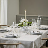 Södahl Star Damast Beige duk på ett vackert dukat bord, elegant för varje festligt tillfälle 140x220