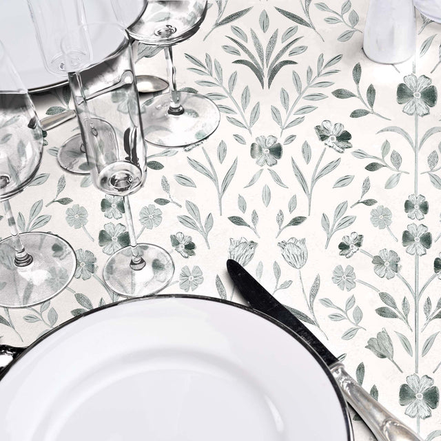 Bordet dukat med Silverflor Elegance - Vaxduk med präglade silverblommor, grå botten