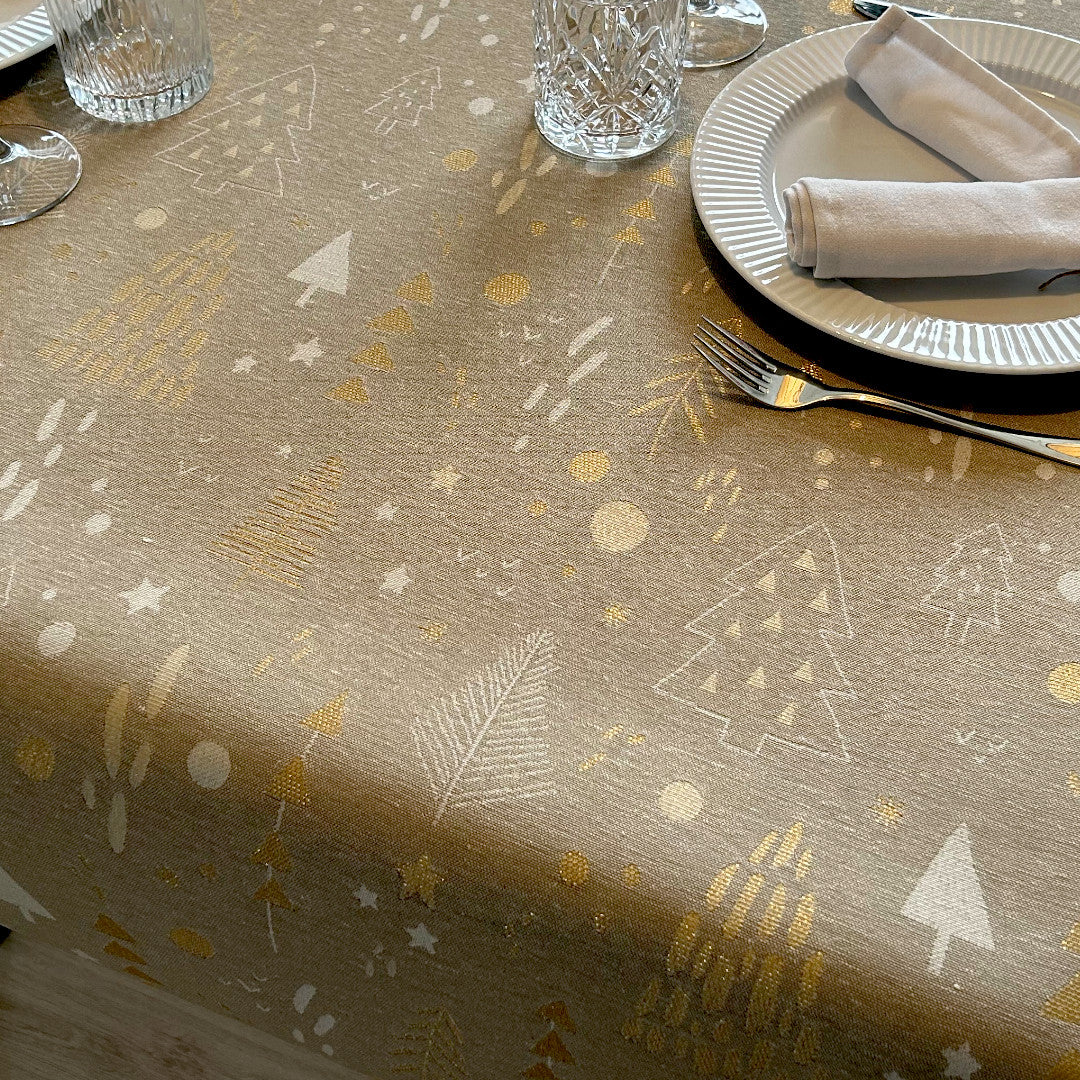 Spårr i Granskogen Natur - Jultextilvaxduk med lurex guldeffekt