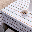 Stripe White - Södahl textilduk i 100% bomull med glidskydd