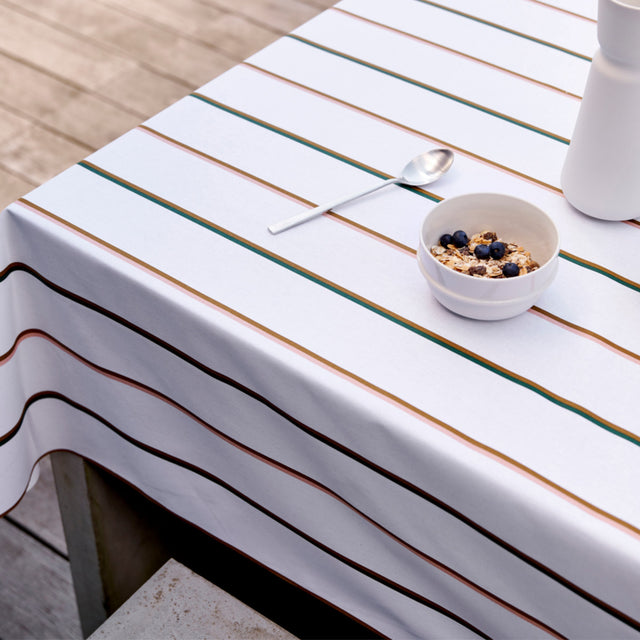 Stripe White - Södahl textilduk i 100% bomull med glidskydd