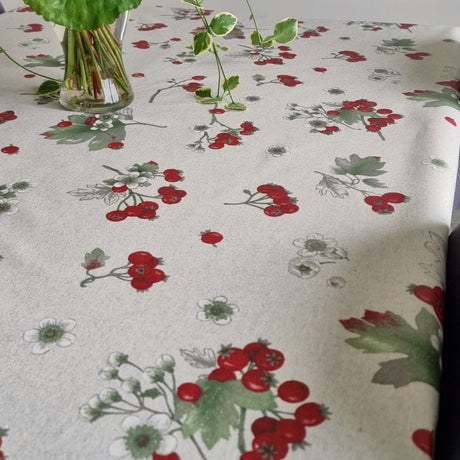 Akene Röd - Vacker textilvaxduk med bär och lurex, 150 cm bred