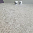 Calais vit, elegant textilvaxduk med vitt mönster - 150 cm bred