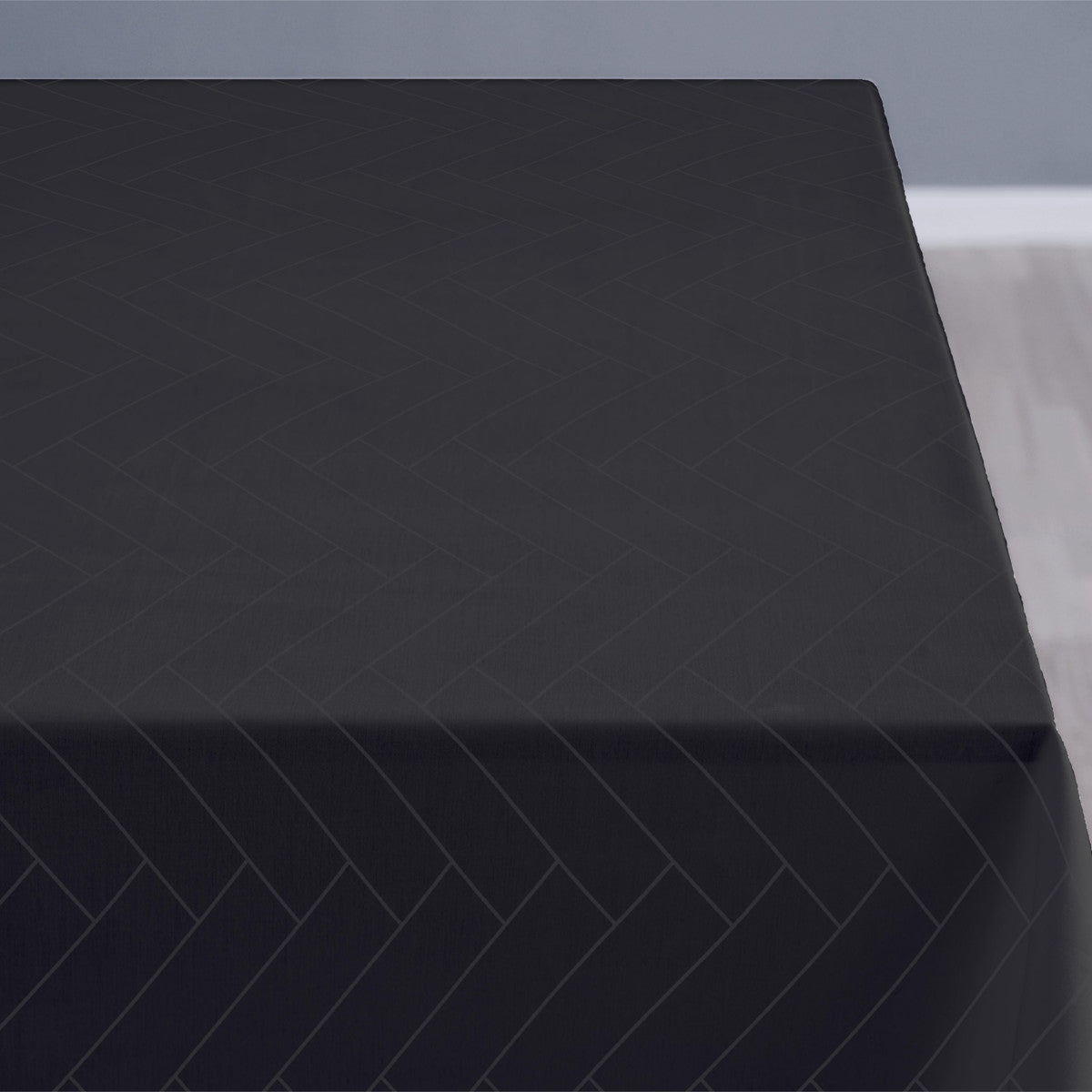Närbild av Södahl Tiles Ash  klassisk damastvävd textilduk med glidskydd