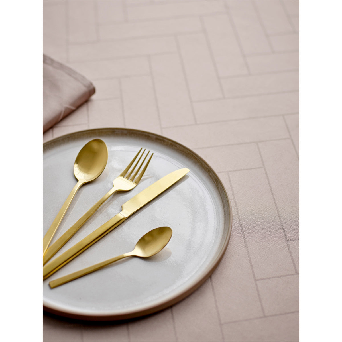 Södahl Tiles Taupe gråbrun, klassisk damastvävd textilvaxduk med glidskydd