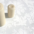 Närbild av Versailles White textilvaxduk med klassiskt humleornament-mönster