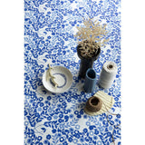 Lola vaxduk - Wallflower Heavenly Blue på dukat bord