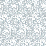 Närbild av Wallflower Ice Grey - Lola vaxduk med blomsterrankor i olika nyanser av grått